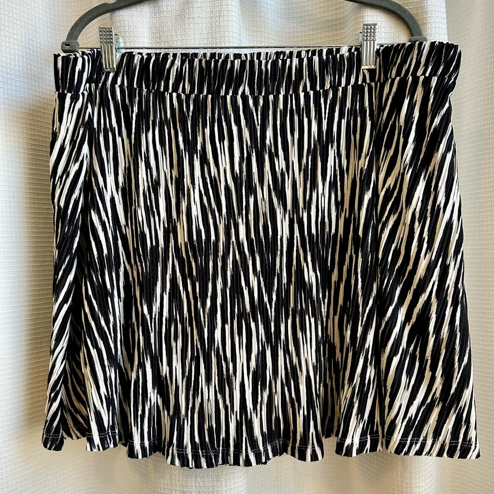 Serra Black and White Skort XL